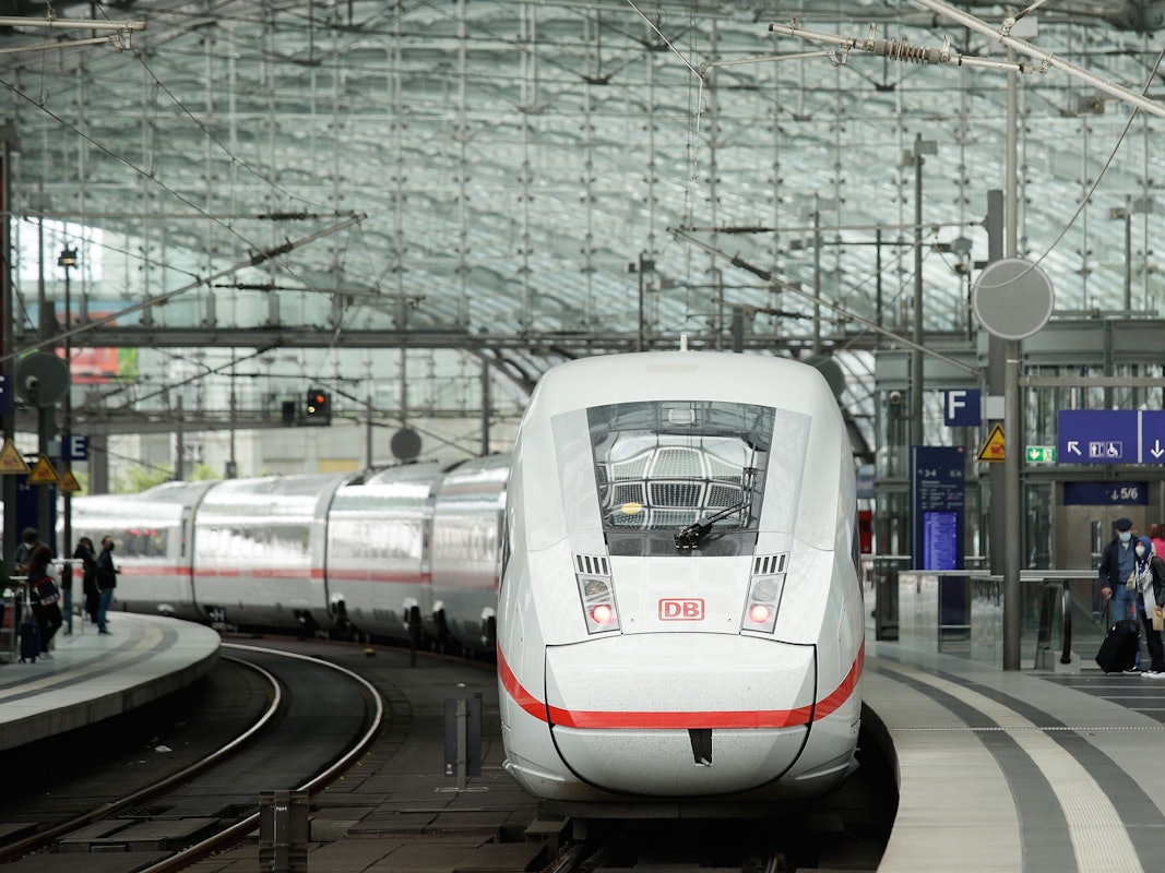 Ein ICE im Berliner Hauptbahnhof, aufgenommen am 16. September 2021