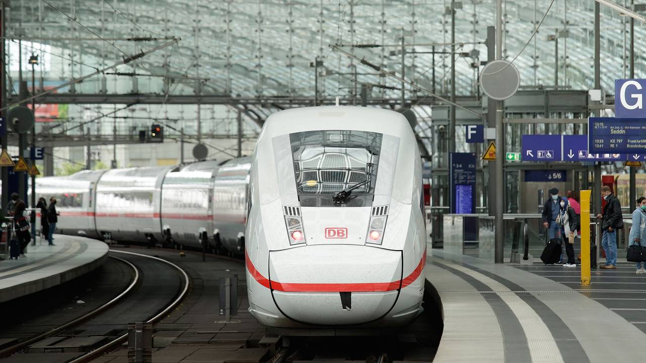 Ein ICE im Berliner Hauptbahnhof, aufgenommen am 16. September 2021