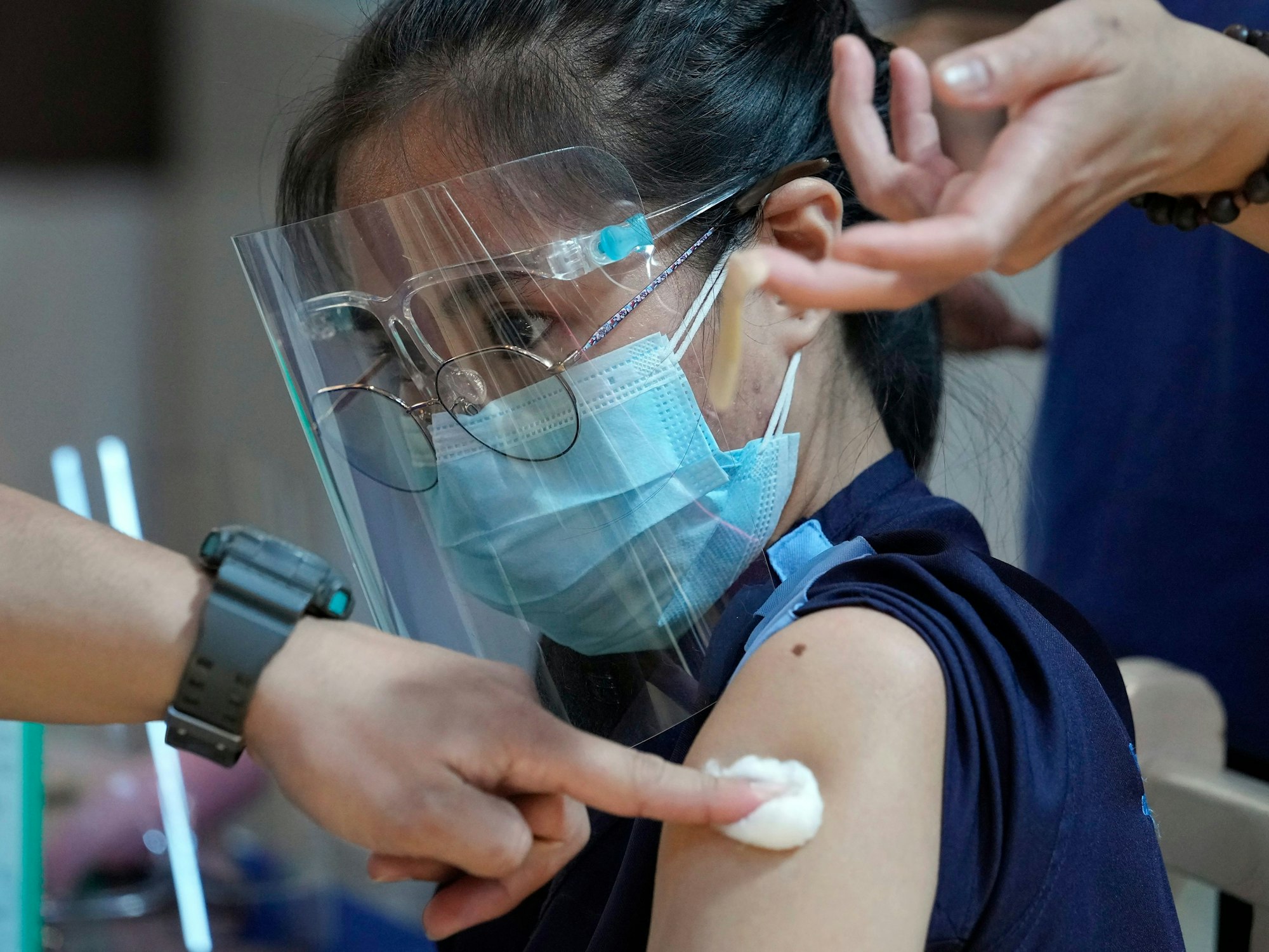 Booster-Impfungen sollen der Stiko zufolge nun auch für alle ab 18 Jahren angeraten sein.