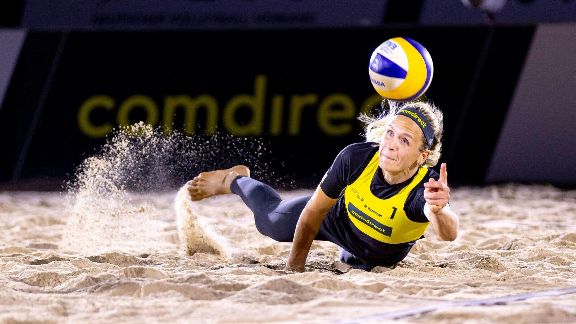 Laura Ludwig hechtet nach dem Ball