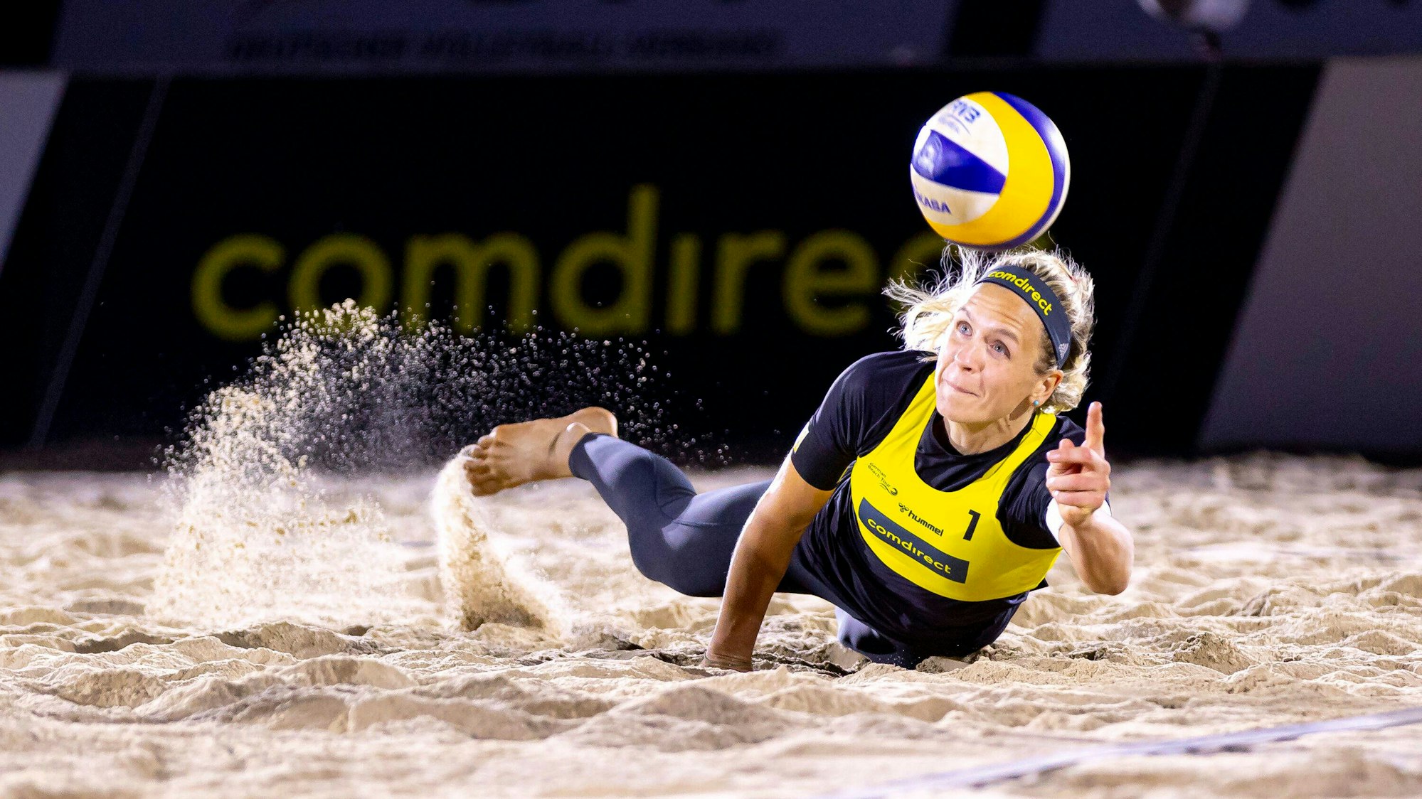 Laura Ludwig hechtet nach dem Ball