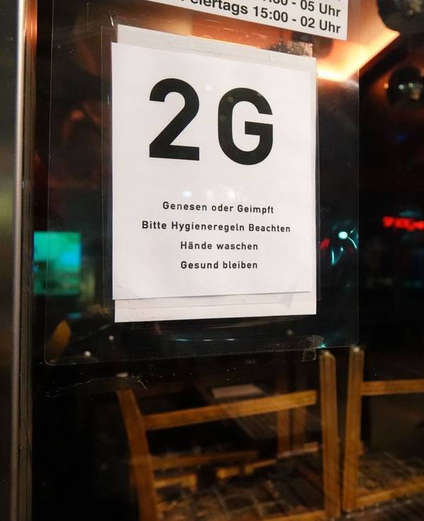 Stuttgart: Ein Hinweisschild an einem Restaurant in der Stuttgarter Innenstadt weist auf die 2G-Regel hin.