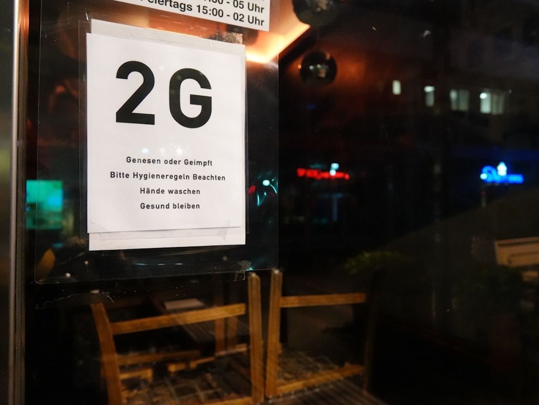 Stuttgart: Ein Hinweisschild an einem Restaurant in der Stuttgarter Innenstadt weist auf die 2G-Regel hin.