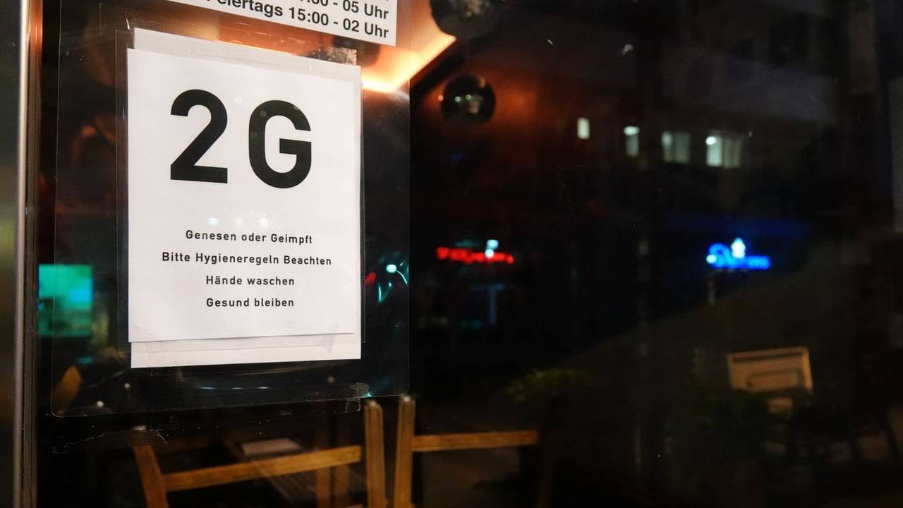 Stuttgart: Ein Hinweisschild an einem Restaurant in der Stuttgarter Innenstadt weist auf die 2G-Regel hin.
