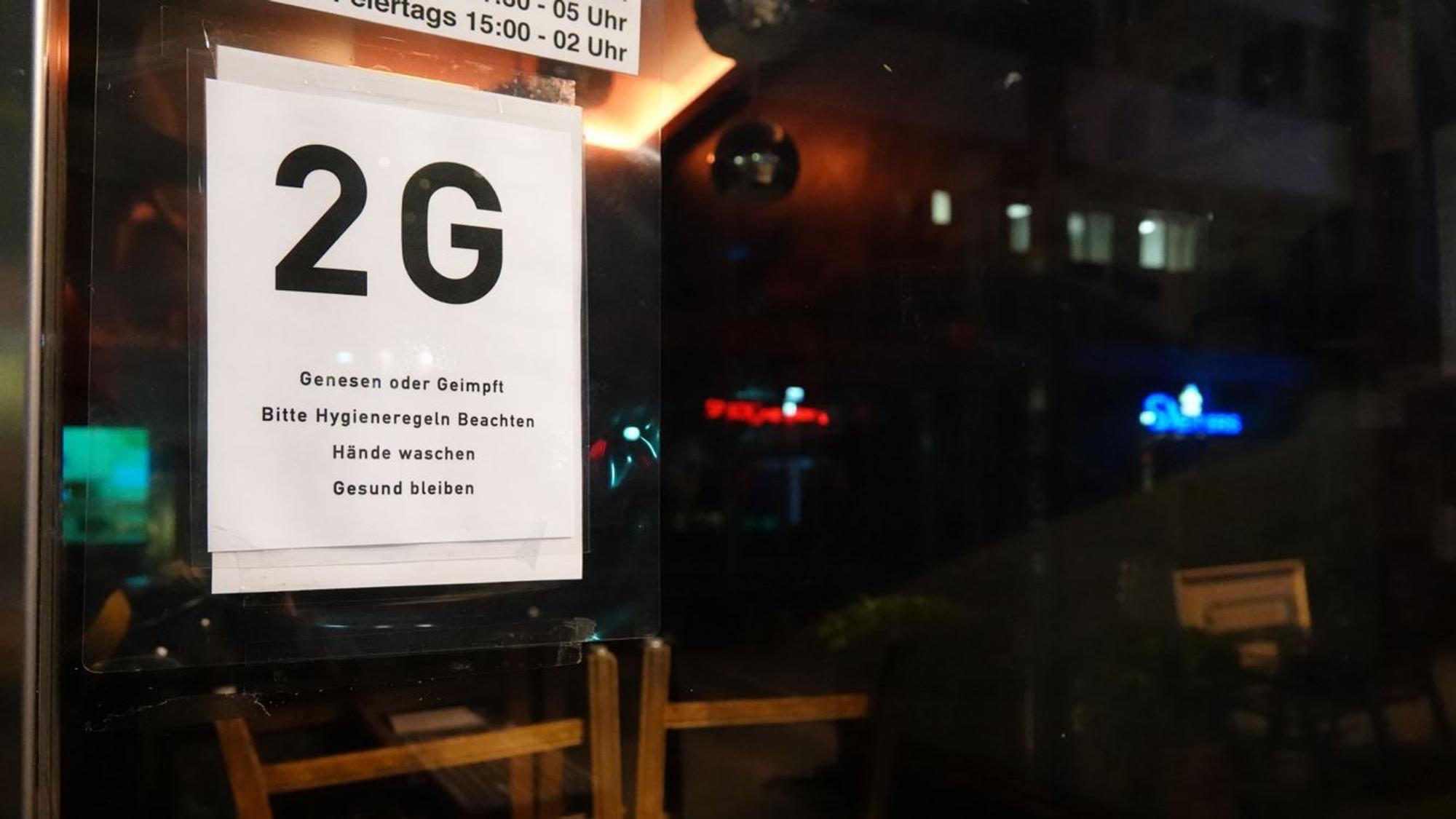 Stuttgart: Ein Hinweisschild an einem Restaurant in der Stuttgarter Innenstadt weist auf die 2G-Regel hin.