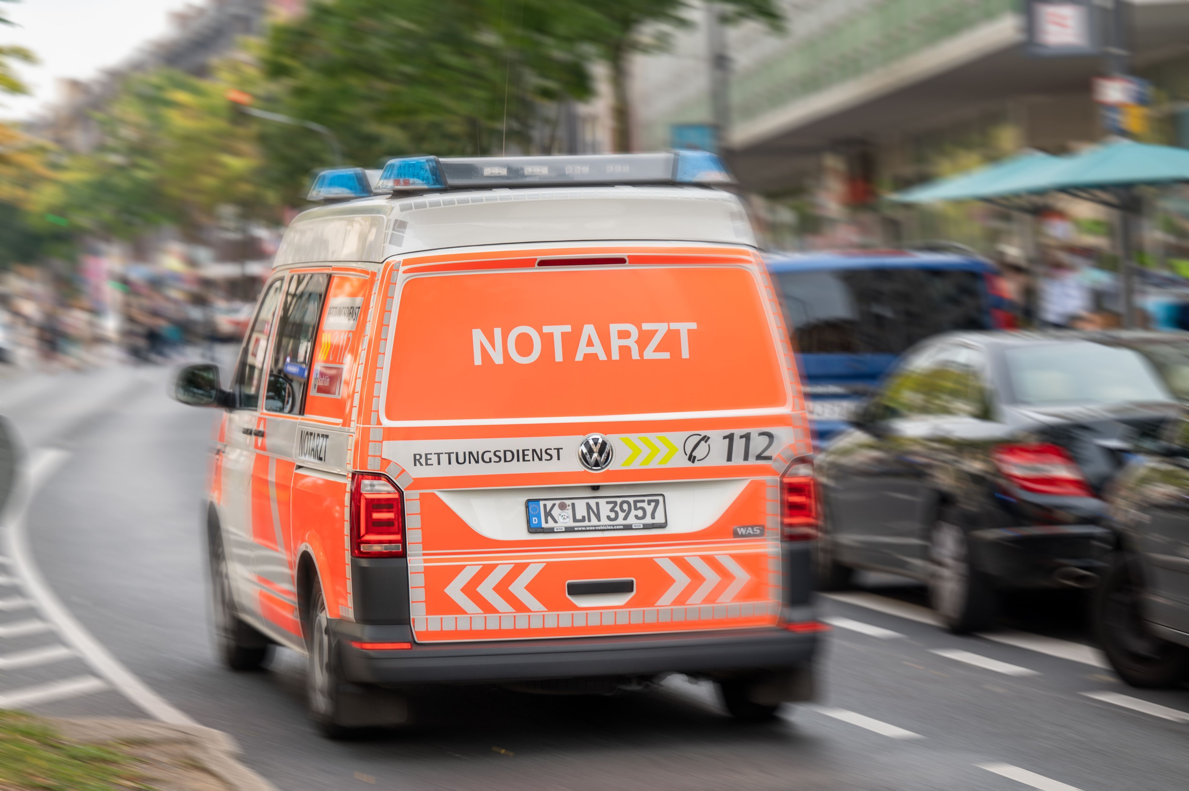 Notarztwagen fährt über die Kalker Hauptsraße.