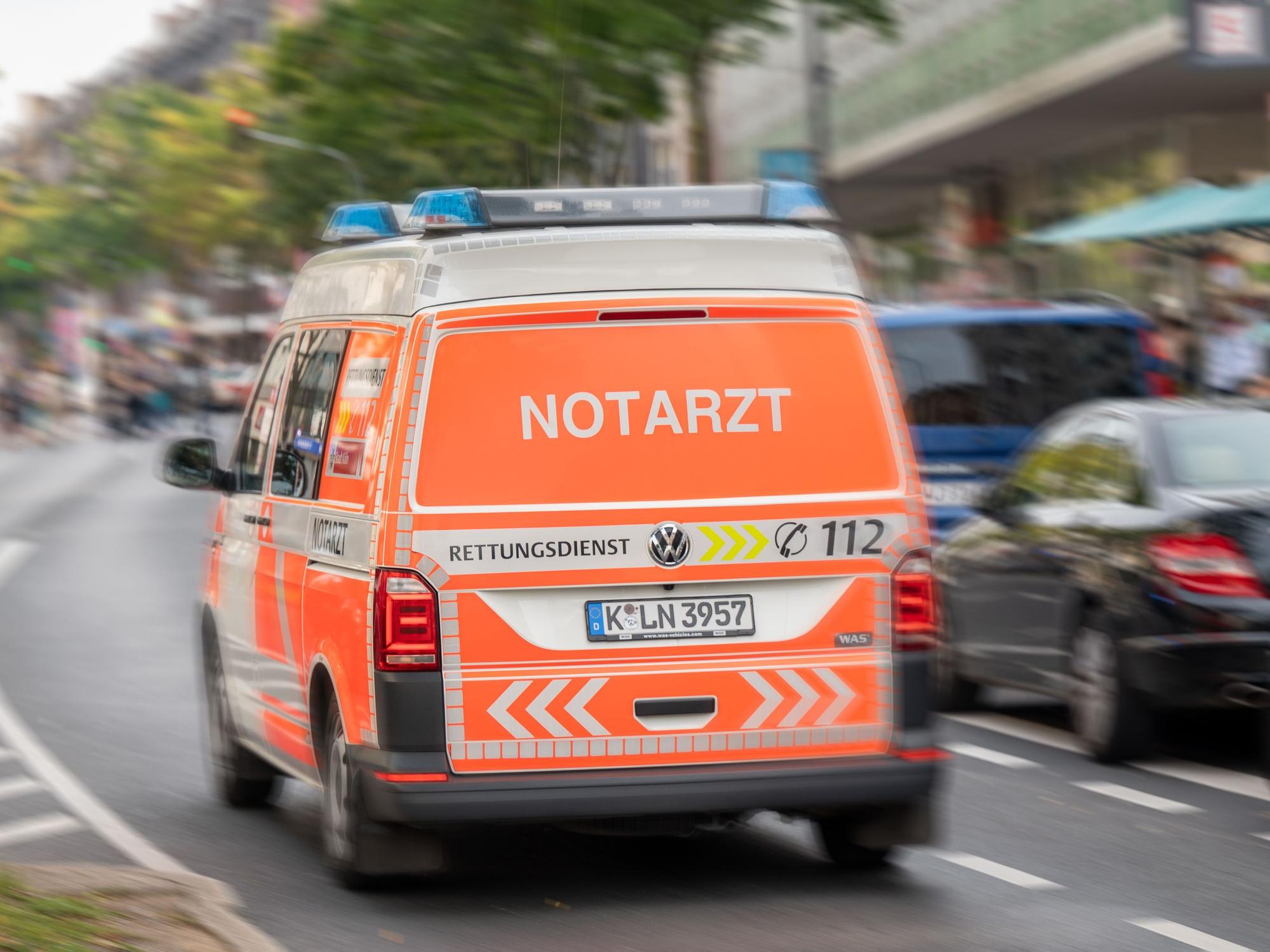 Notarztwagen fährt über die Kalker Hauptsraße.