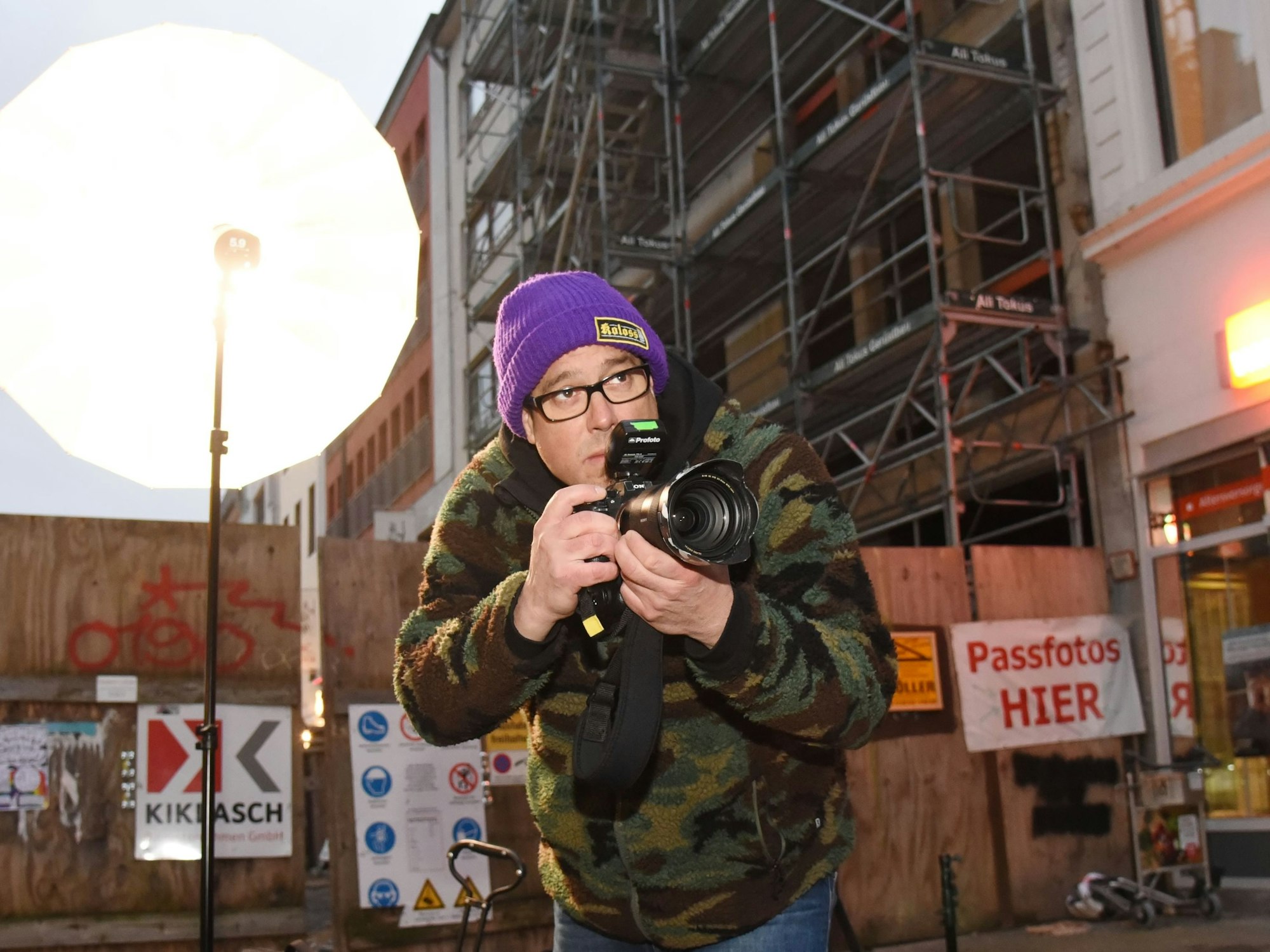 Der Fotograf hält die Kamera in den Händen und fotografiert.