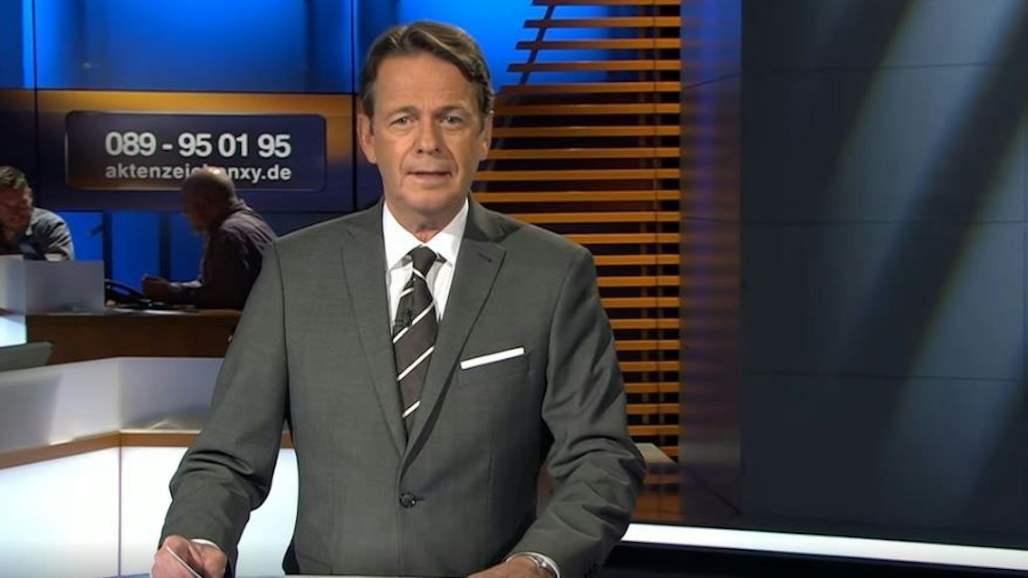 Moderator Rudi Cerne steht im Studio von „Aktenzeichen XY ... ungelöst“