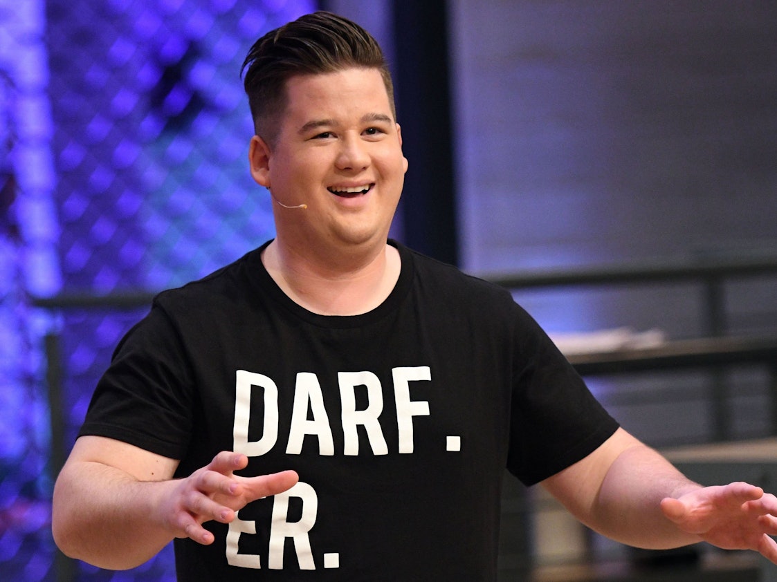 Chris Tall, deutscher Stand-Up-Comedian, ist bei der Aufzeichnung der VOX-Kochshow „Grill den Henssler“ zu Gast.