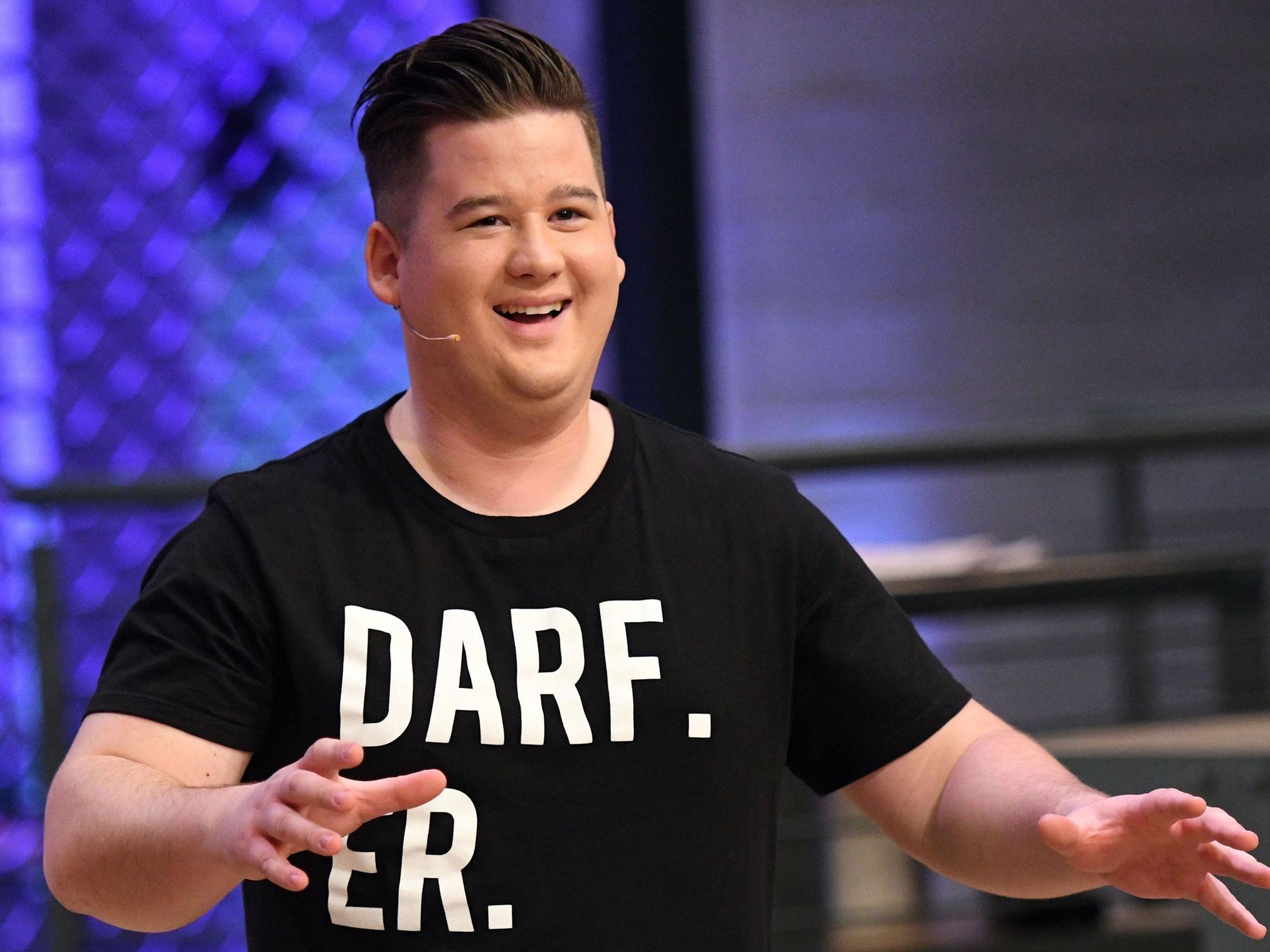 Chris Tall, deutscher Stand-Up-Comedian, ist bei der Aufzeichnung der VOX-Kochshow „Grill den Henssler“ zu Gast.