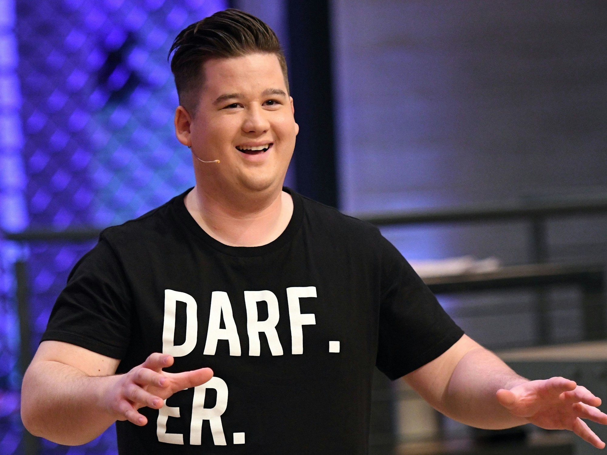 Chris Tall, deutscher Stand-Up-Comedian, ist bei der Aufzeichnung der VOX-Kochshow „Grill den Henssler“ zu Gast.