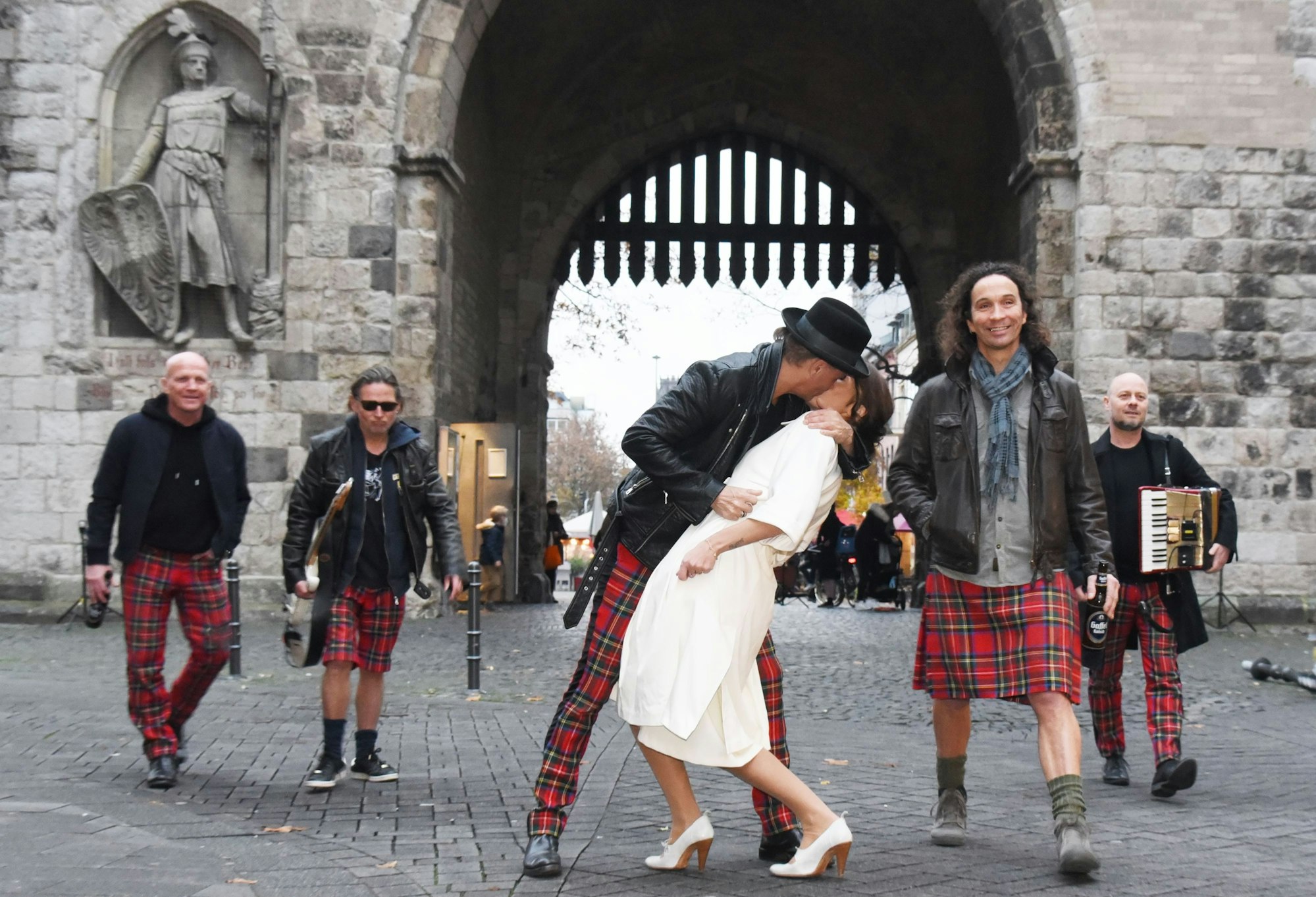 Brings stellen Weltberühmtes Foto an der Eigelsteintorburg nach.