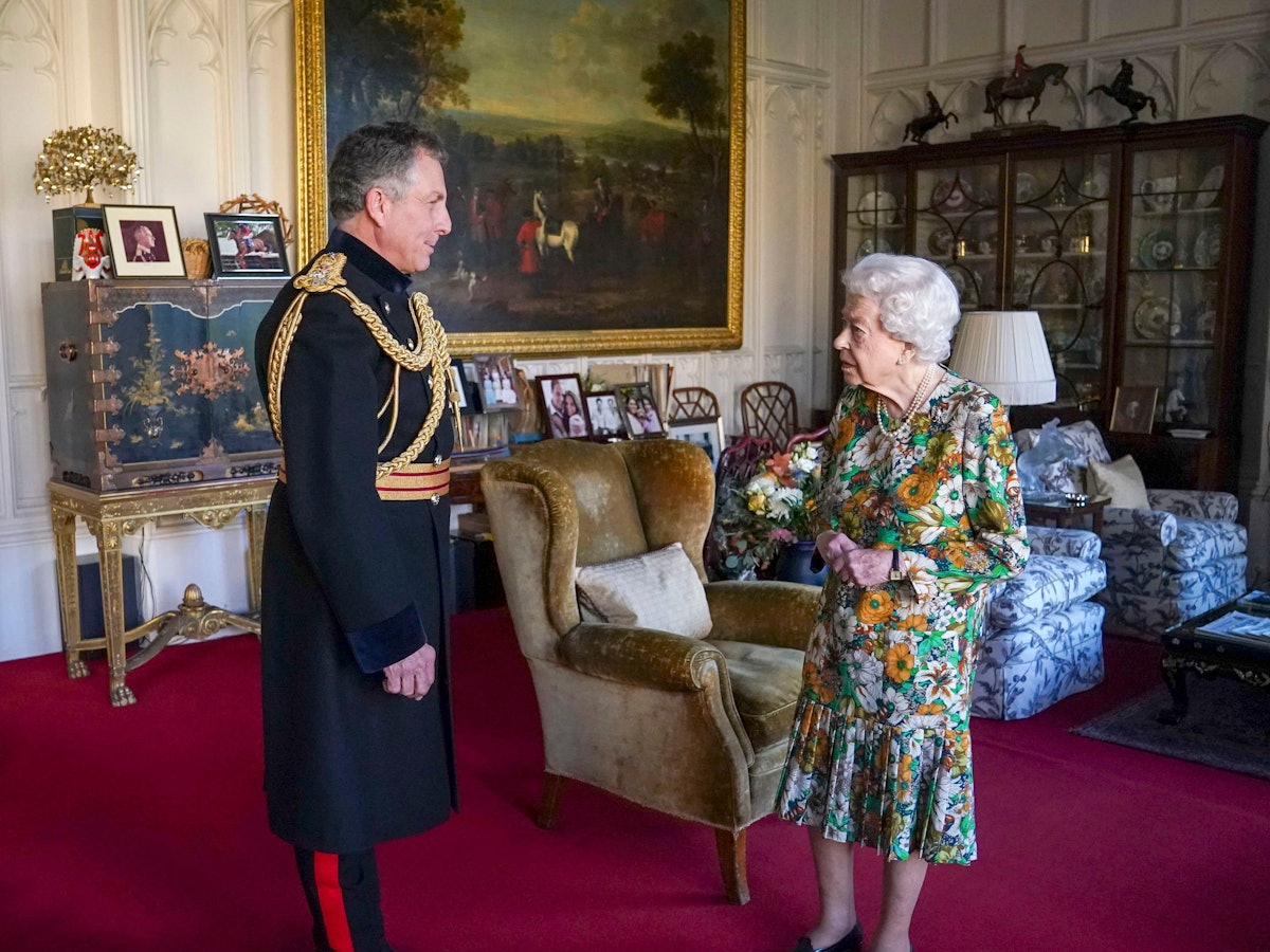 Queen Elizabeth II mit General Sir Nick Carter am 17.11.2021 auf Schloss Windsor.