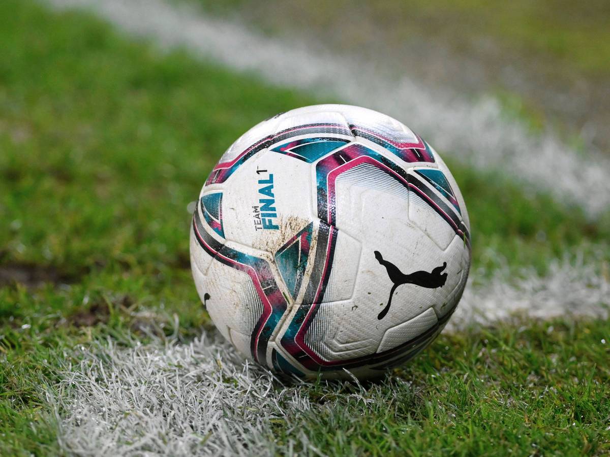 Ein Fußball liegt an der Eckfahne