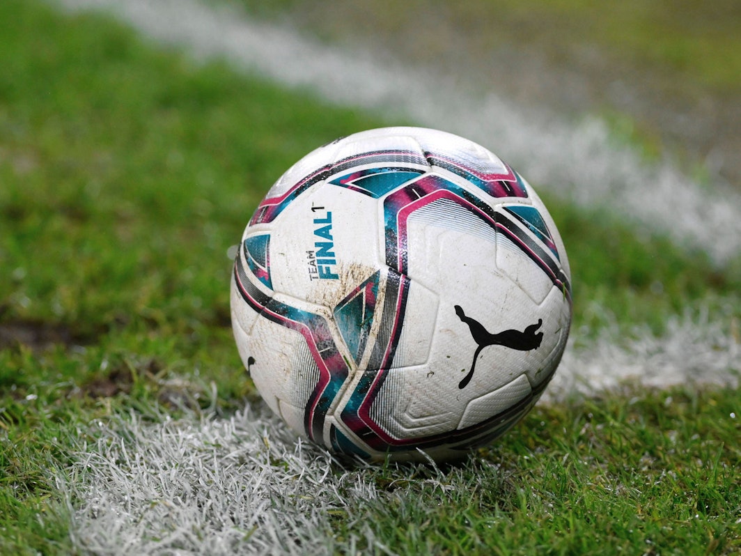 Ein Fußball liegt an der Eckfahne