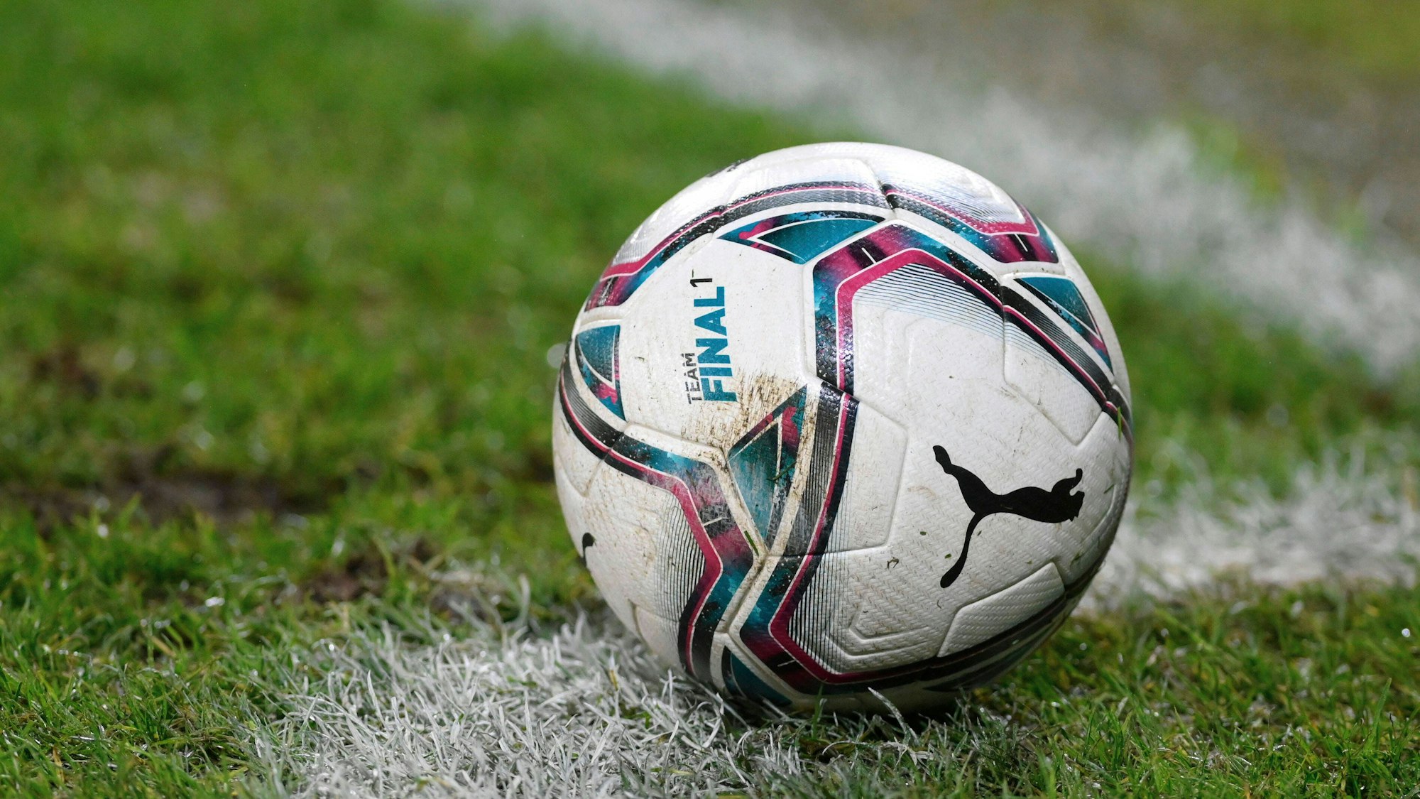 Ein Fußball liegt auf dem Spielfeld.