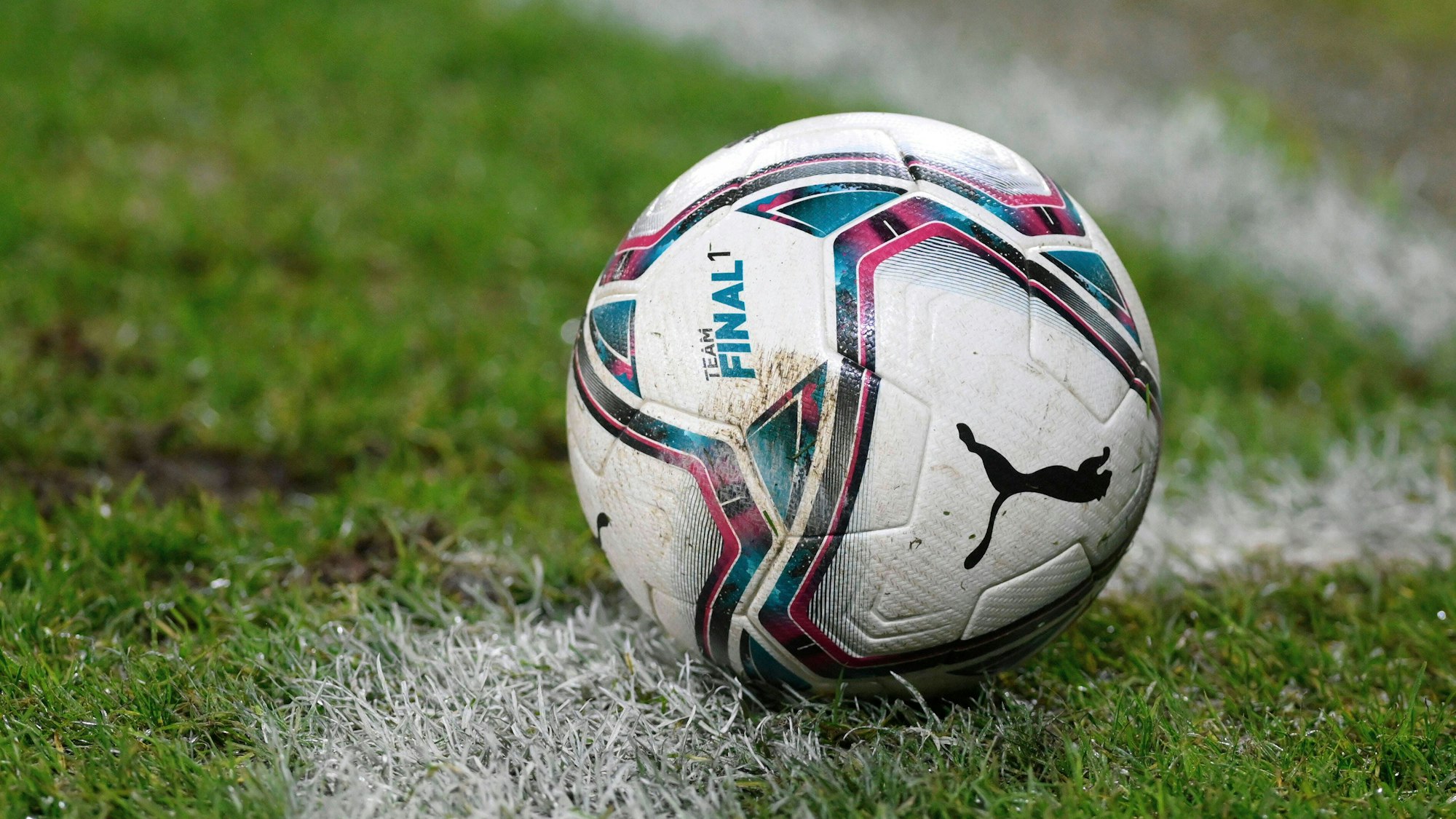 Ein Fußball liegt an der Eckfahne