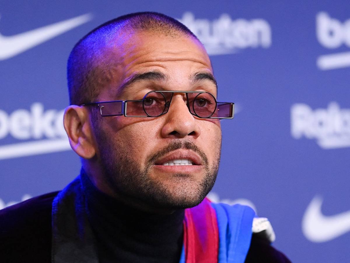 Dani Alves bei seiner Vorstellung in Barcelona.