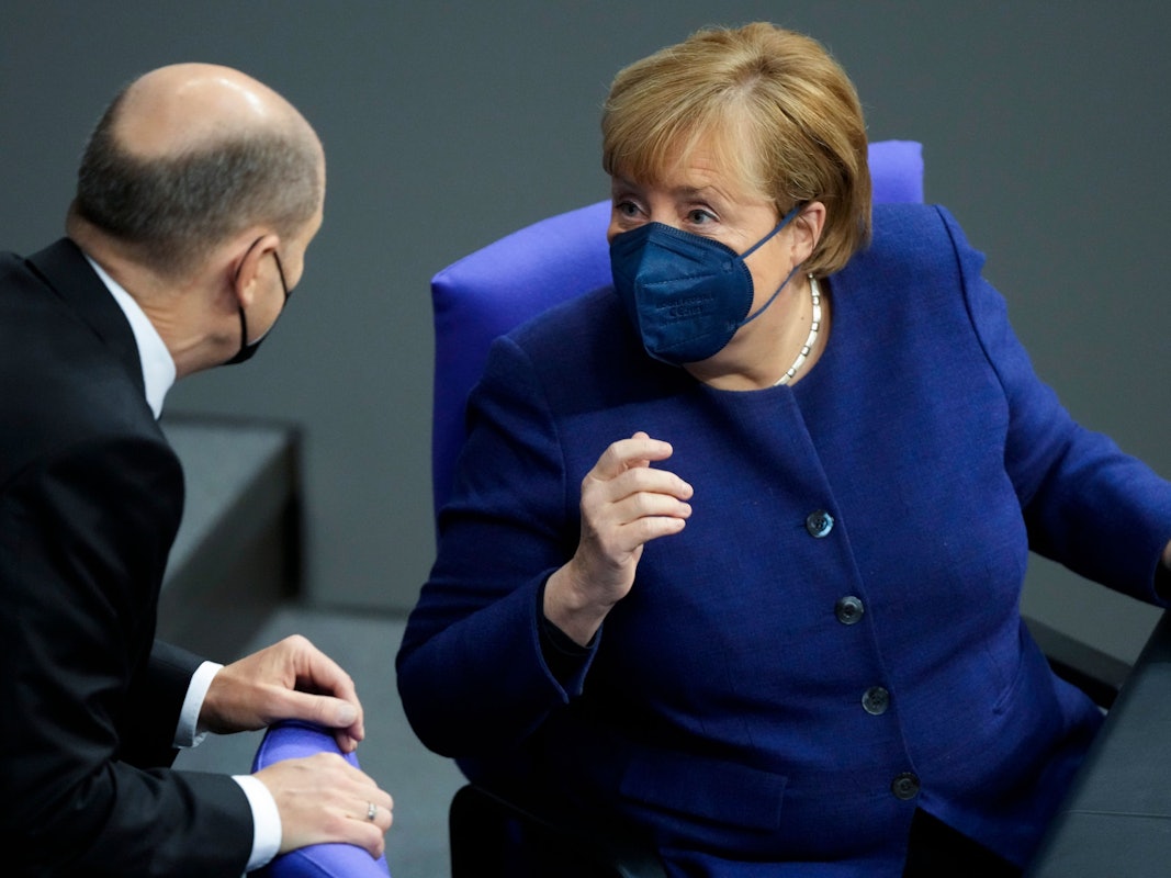 Olaf Scholz (SPD), geschäftsführender Bundesfinanzminister, im Gespräch mit Bundeskanzlerin Angela Merkel (CDU) während der Sitzung des Bundestags am 18. November.