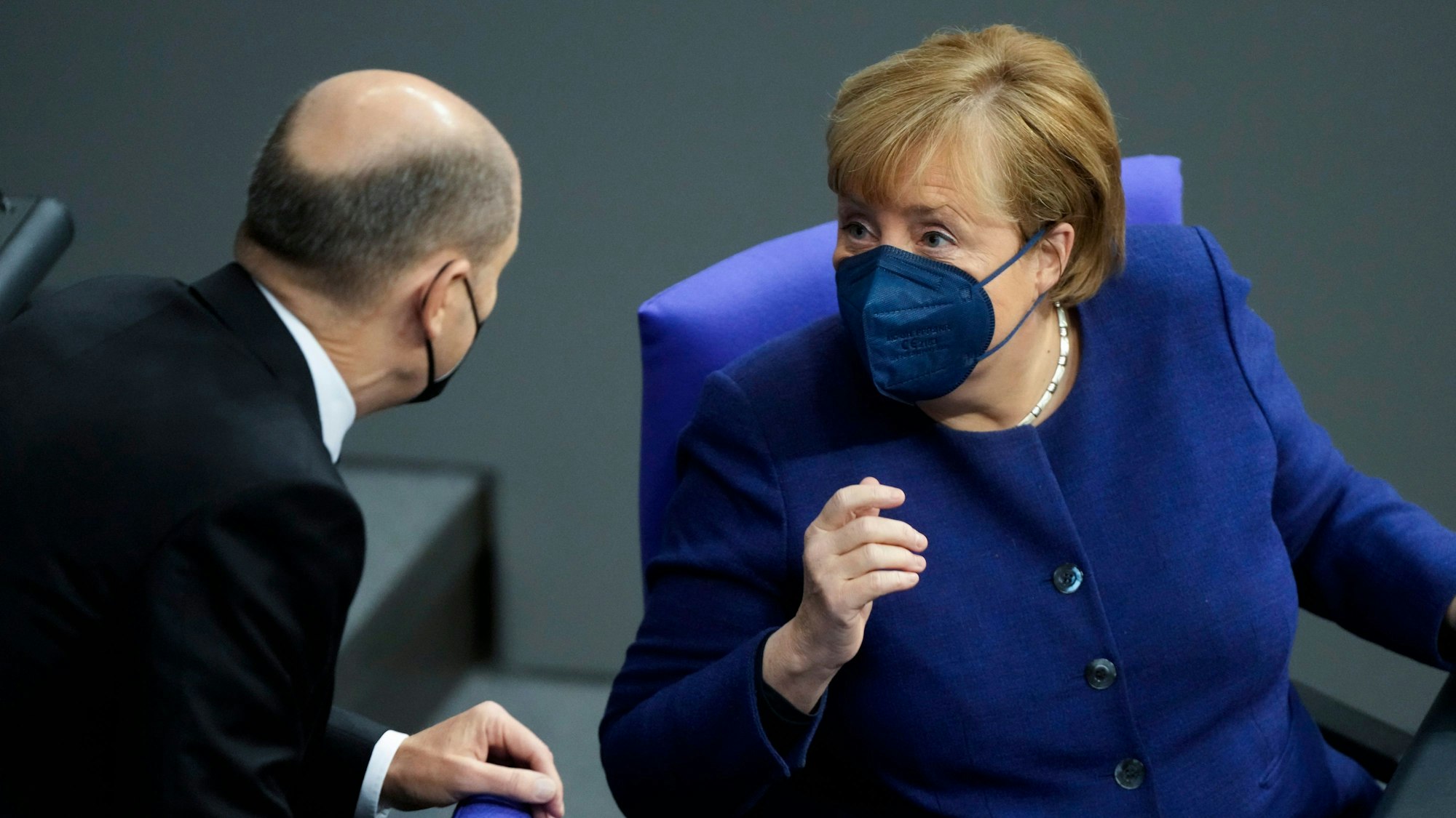 Olaf Scholz (SPD), geschäftsführender Bundesfinanzminister, im Gespräch mit Bundeskanzlerin Angela Merkel (CDU) während der Sitzung des Bundestags am 18. November.