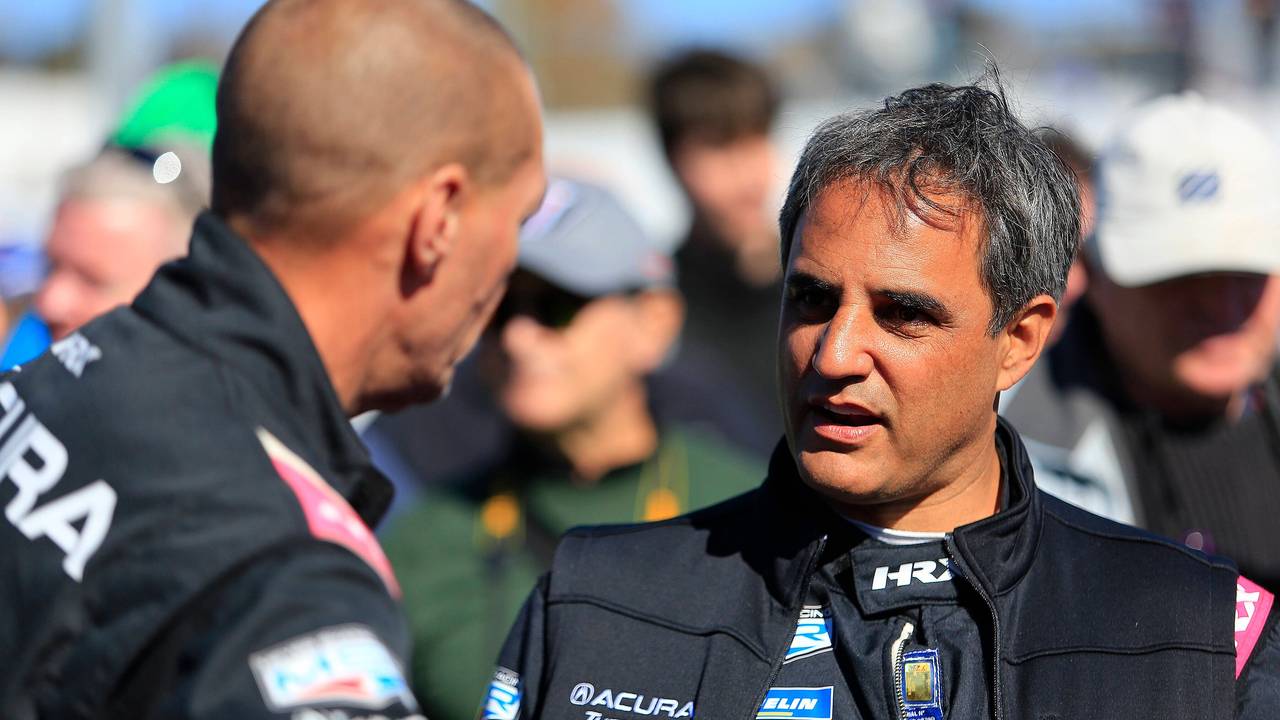 Juan Pablo Montoya spricht mit einem Teammitglied.