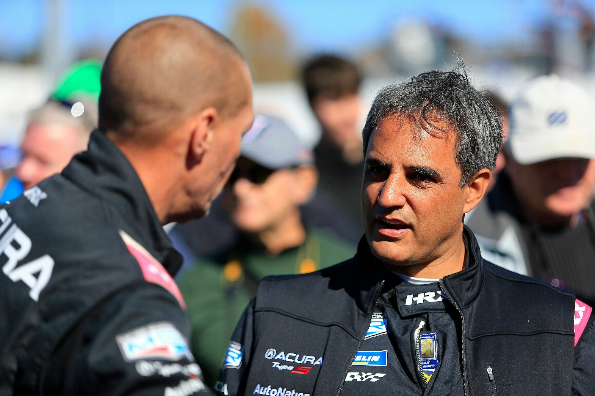 Juan Pablo Montoya spricht mit einem Teammitglied.