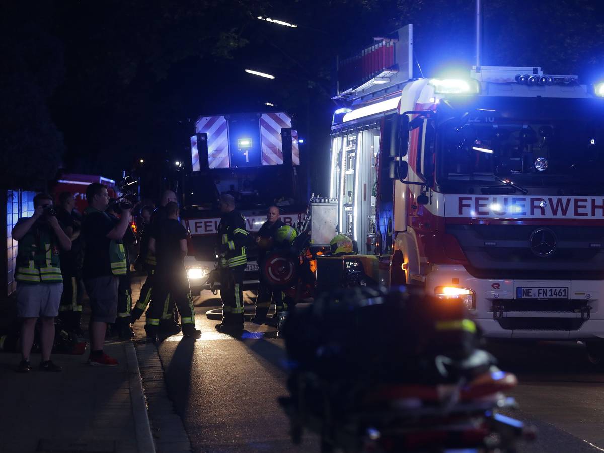 Feuer in Neuss: Sechs Personen wurden verletzt. Das Symbolfoto stammt von einem Kellerbrand in Neuss mit vielen Verletzten im September 2021.