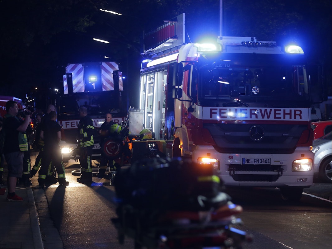 Feuer in Neuss: Sechs Personen wurden verletzt. Das Symbolfoto stammt von einem Kellerbrand in Neuss mit vielen Verletzten im September 2021.