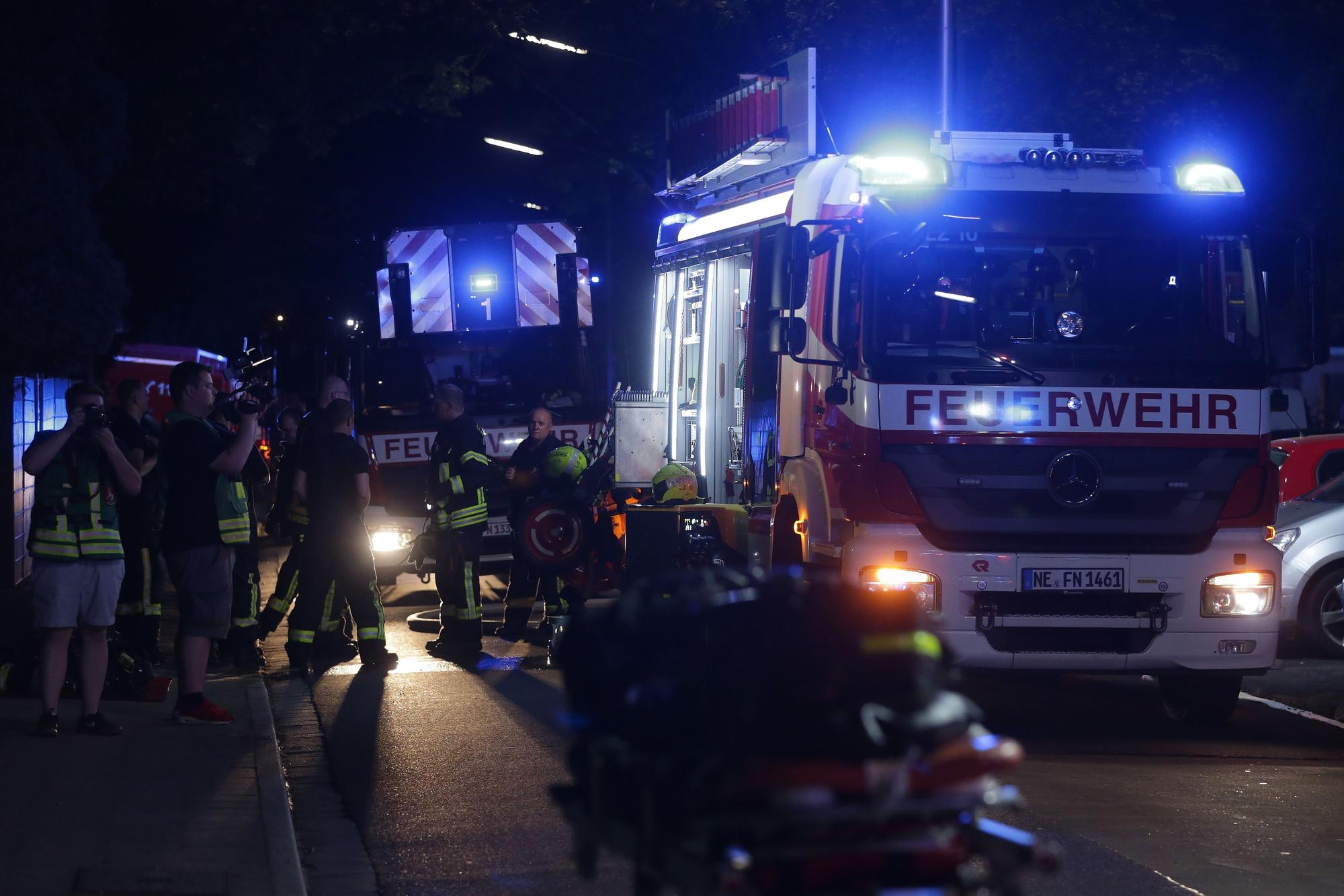 Feuer in Neuss: Sechs Personen wurden verletzt. Das Symbolfoto stammt von einem Kellerbrand in Neuss mit vielen Verletzten im September 2021.