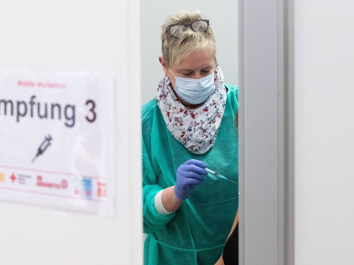 Arzthelferin Beate Bug hält eine Spritze bereit zur Impfung in einem Impfzelt.