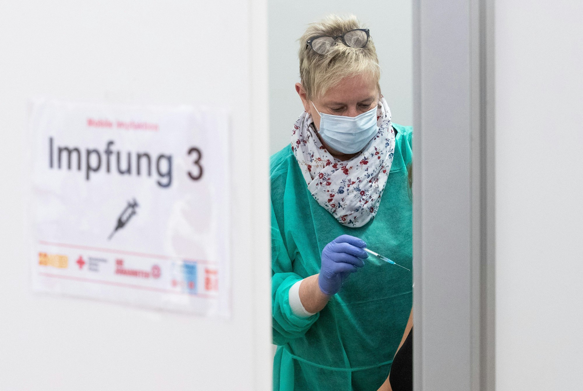 Arzthelferin Beate Bug hält eine Spritze bereit zur Impfung in einem Impfzelt.