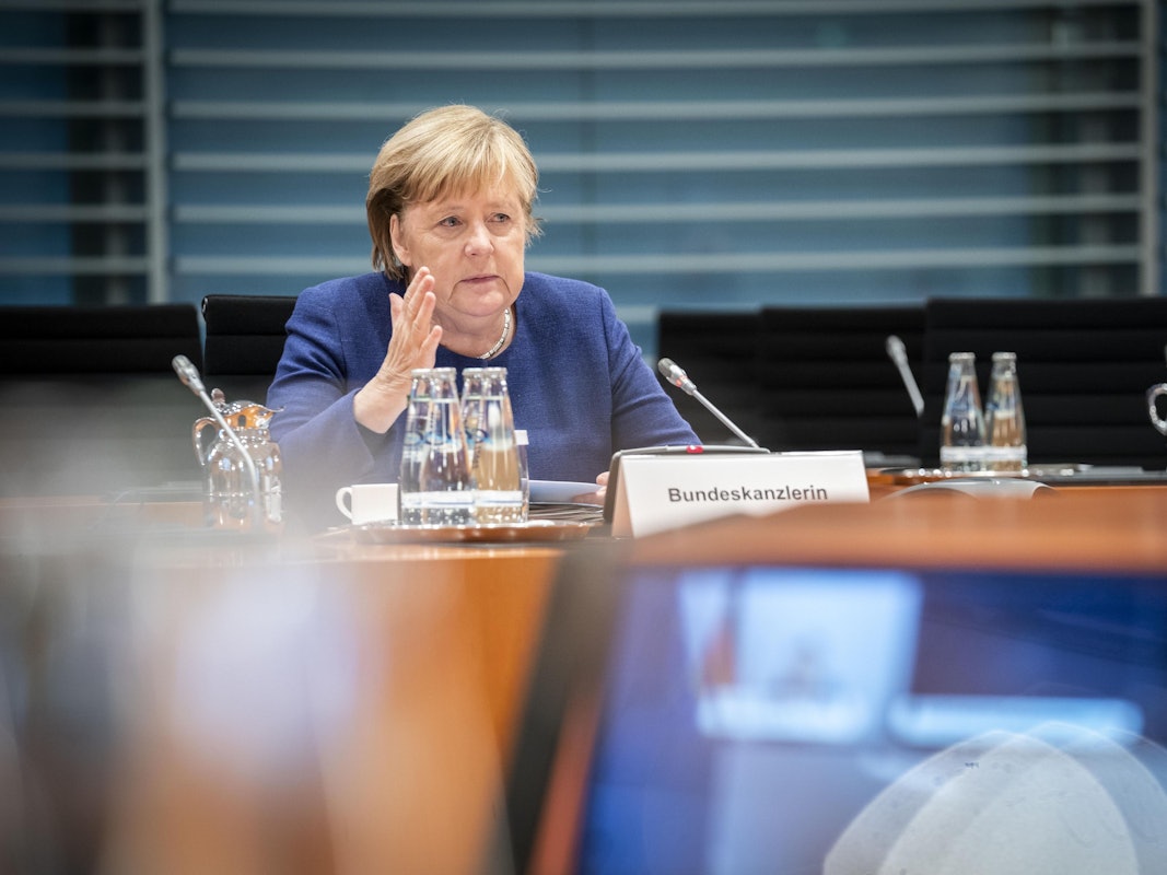 Die geschäftsführende Bundeskanzlerin Angela Merkel (CDU) nimmt im Bundeskanzleramt an der Ministerpräsidentenkonferenz teil. Das Treffen wurde zum Teil virtuell als Videokonferenz abgehalten.