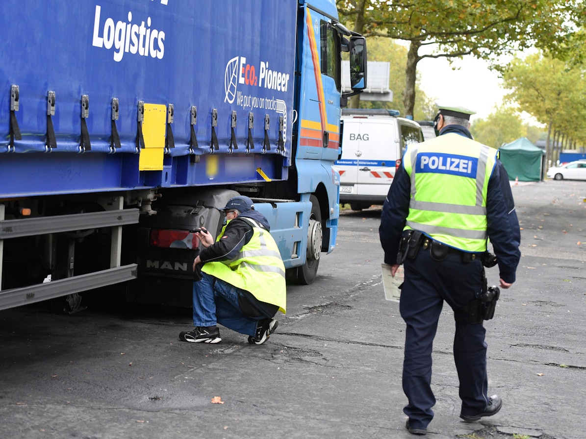 Ein Mitarbeiter des Technischen Überwachungsvereins (TÜV) überprüft im Rahmen von LKW-Kontrollen die Bremsen eines LKW.