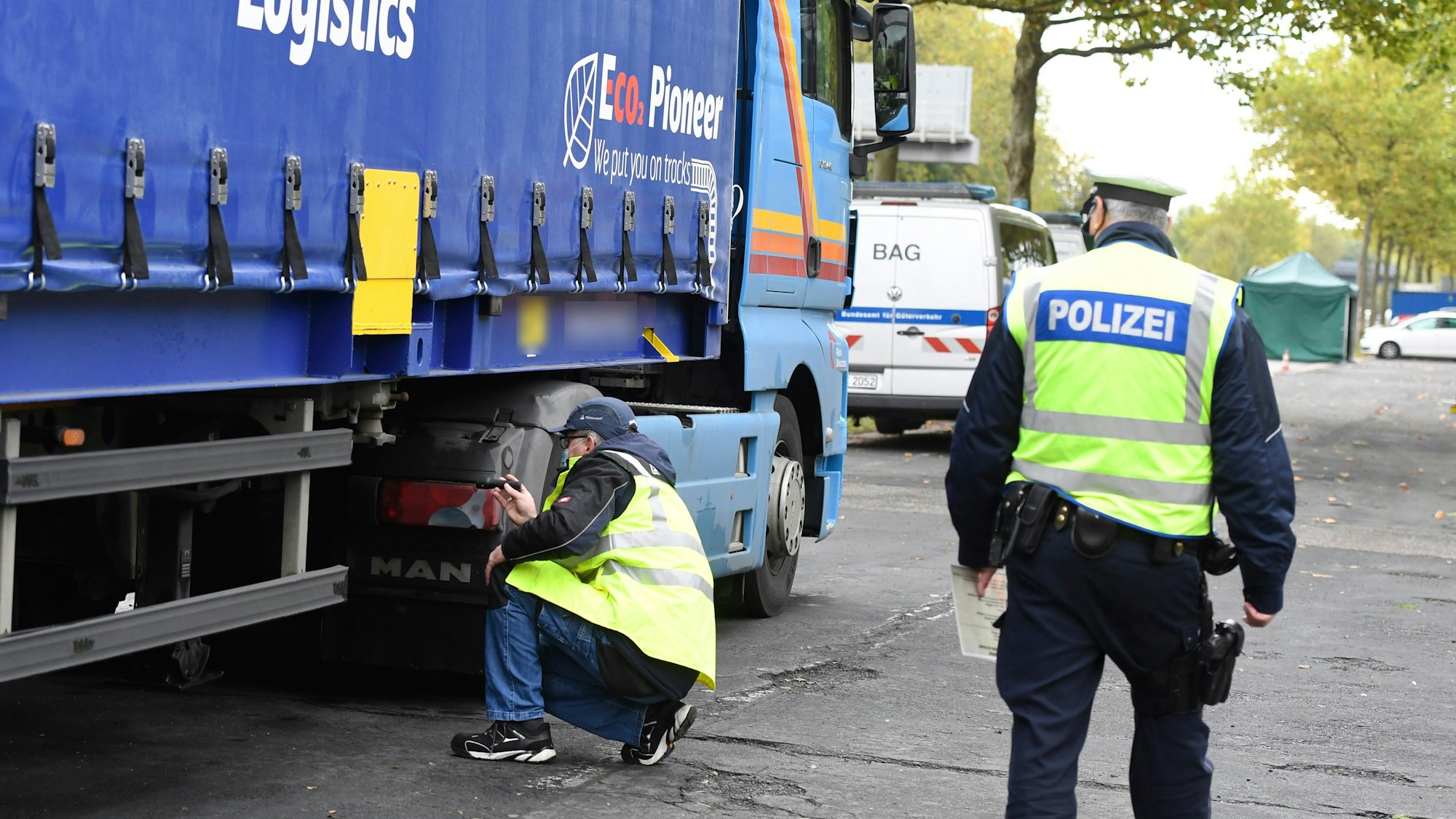 Ein Mitarbeiter des Technischen Überwachungsvereins (TÜV) überprüft im Rahmen von LKW-Kontrollen die Bremsen eines LKW.