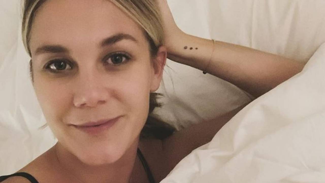 Alina Merkau posiert im Bett