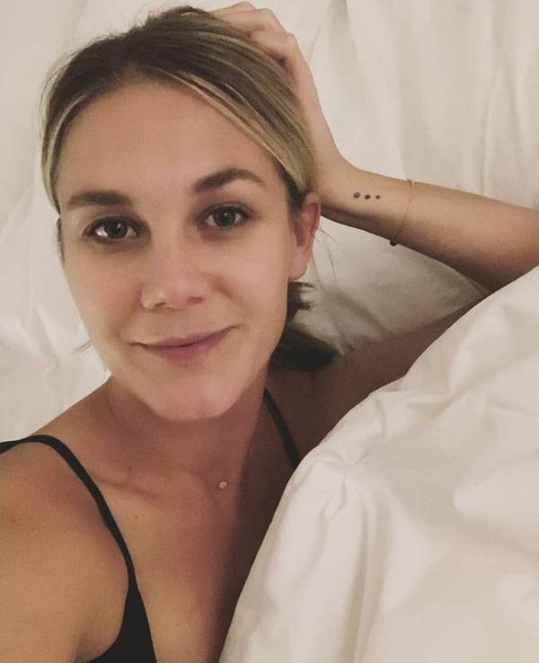 Alina Merkau posiert auf einem Selfie.