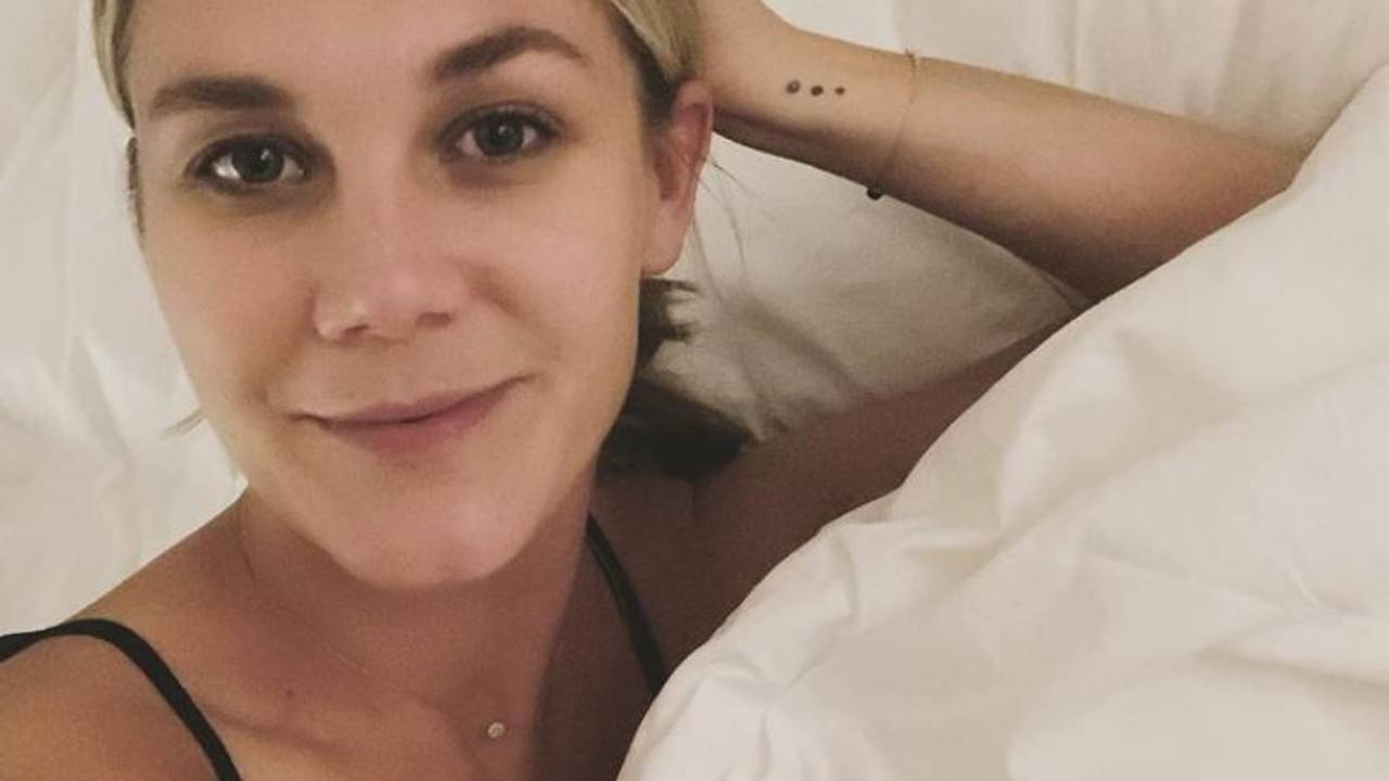 Alina Merkau posiert auf einem Selfie.