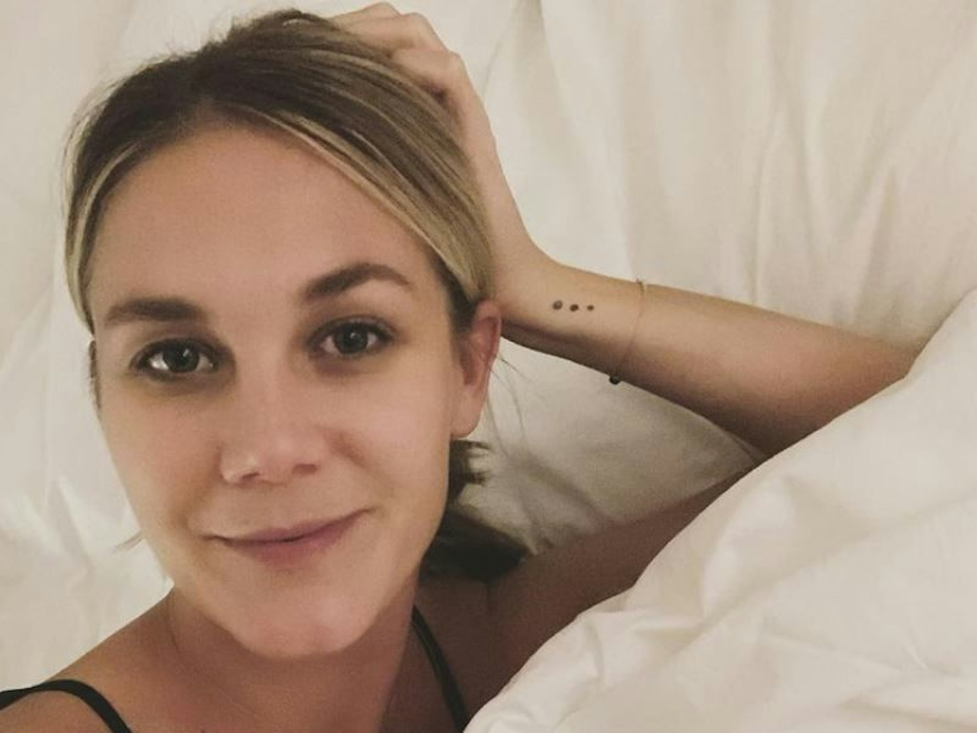 Alina Merkau posiert auf einem Selfie.