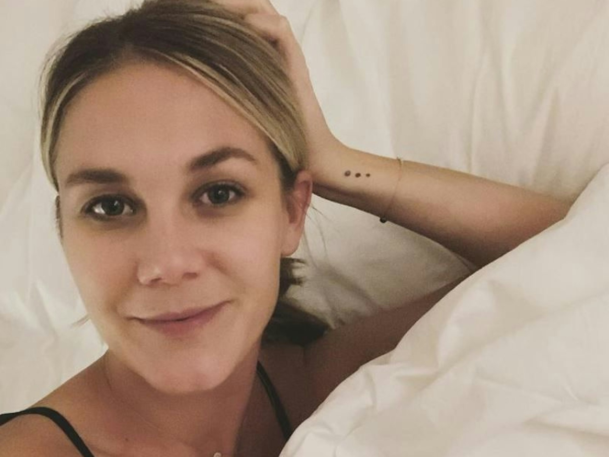 Alina Merkau macht ein Selfie.