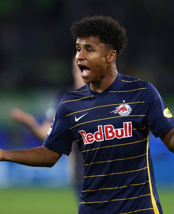 Karim Adeyemi gestikuliert auf dem Platz