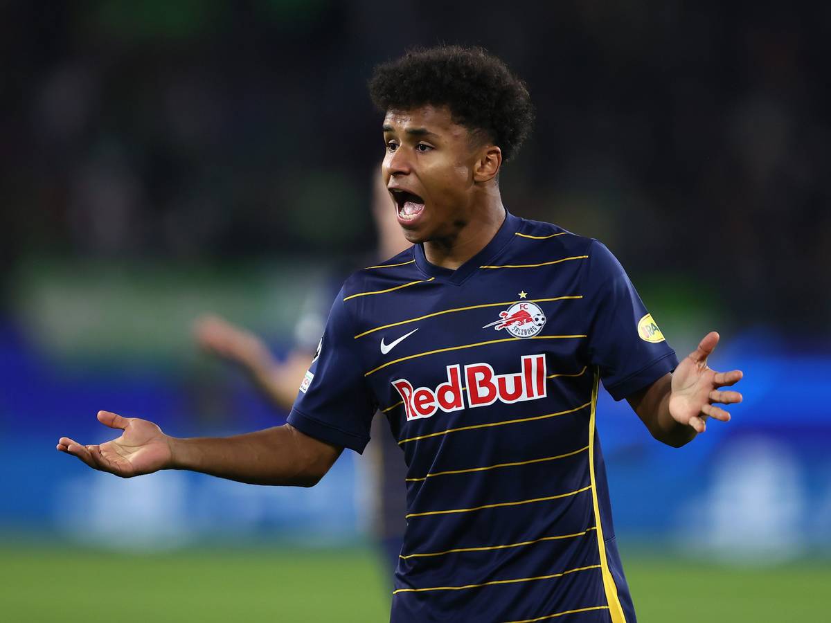 Karim Adeyemi gestikuliert auf dem Platz
