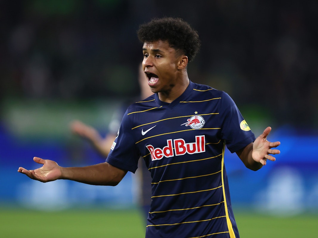 Karim Adeyemi gestikuliert auf dem Platz