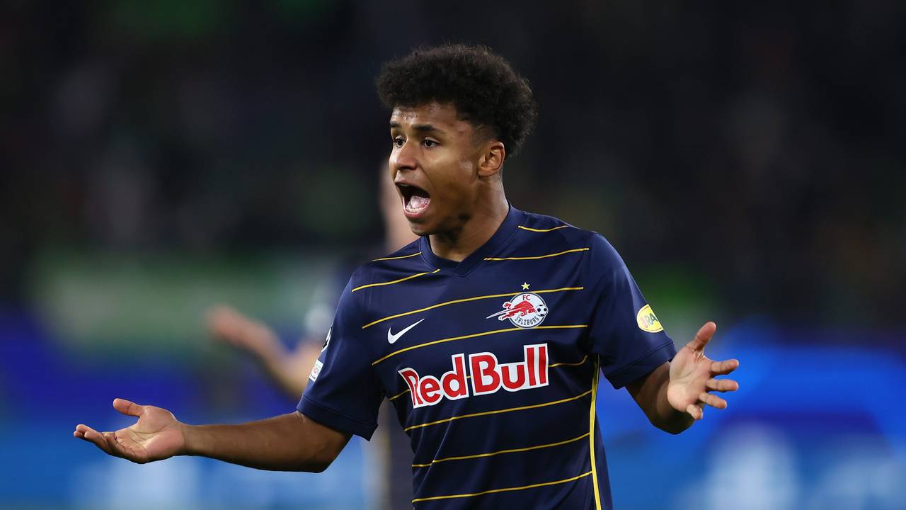 Karim Adeyemi gestikuliert auf dem Platz