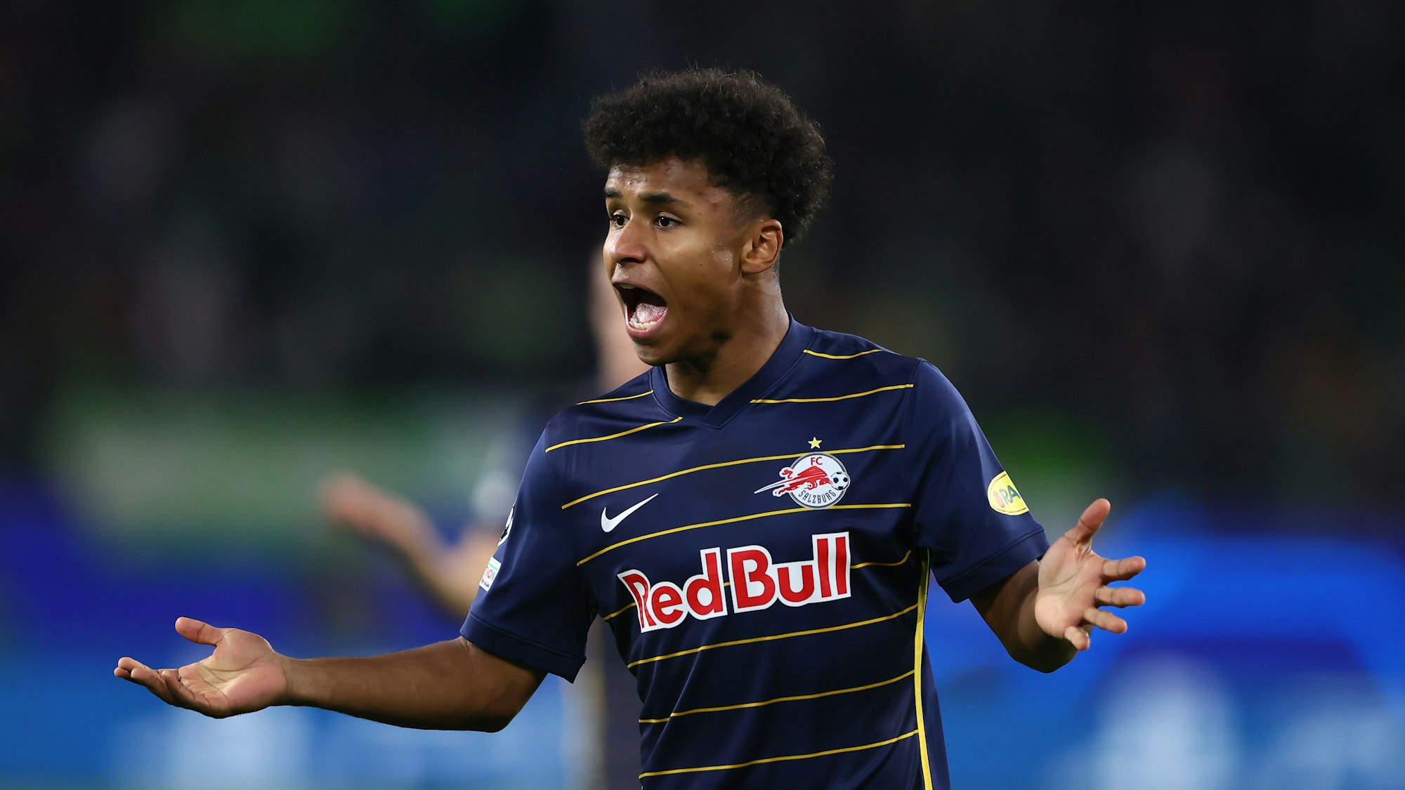 Karim Adeyemi gestikuliert auf dem Platz