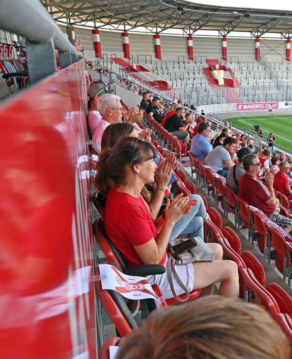 Unter strengen Hygieneauflagen verfolgen Zuschauer das Training - 700 durften im Stadion Platz nehmen.