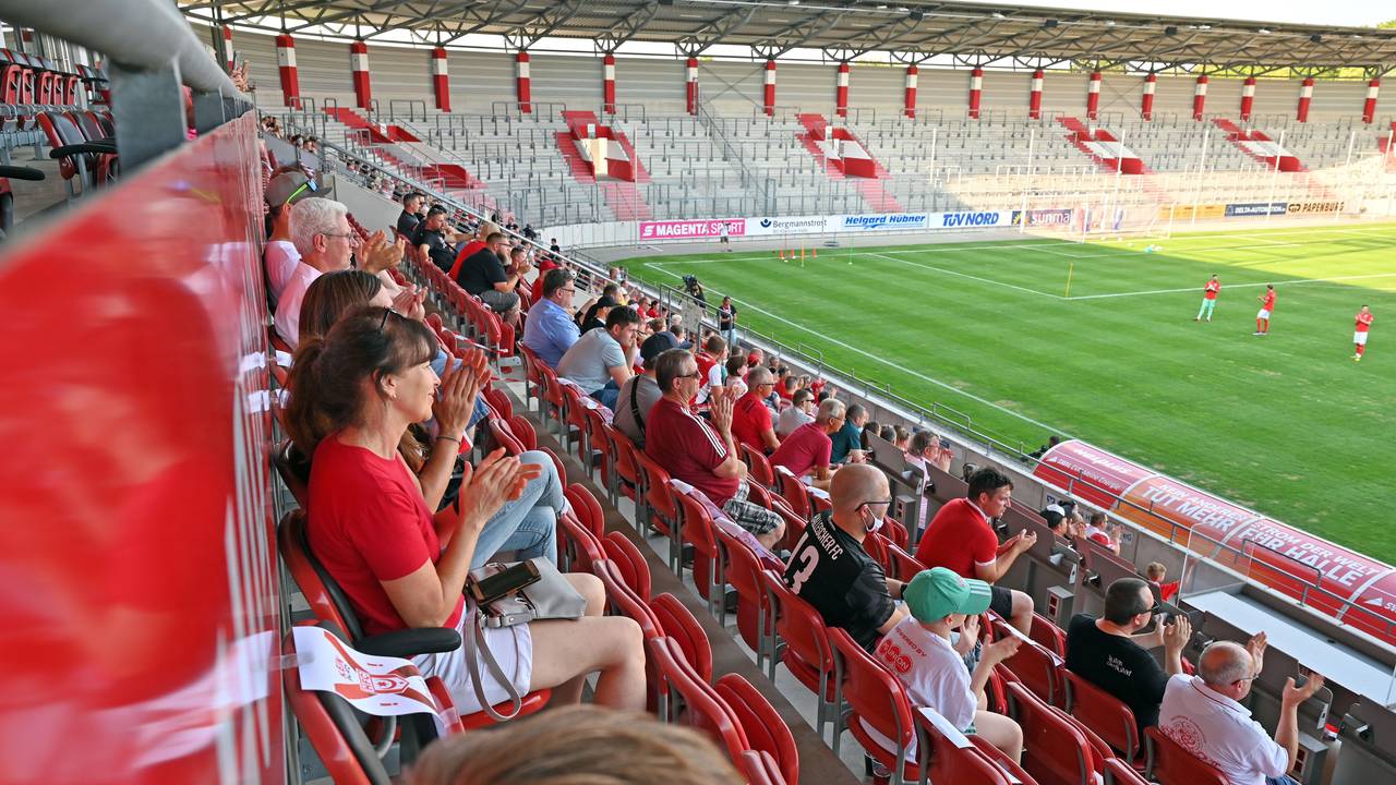Unter strengen Hygieneauflagen verfolgen Zuschauer das Training - 700 durften im Stadion Platz nehmen.