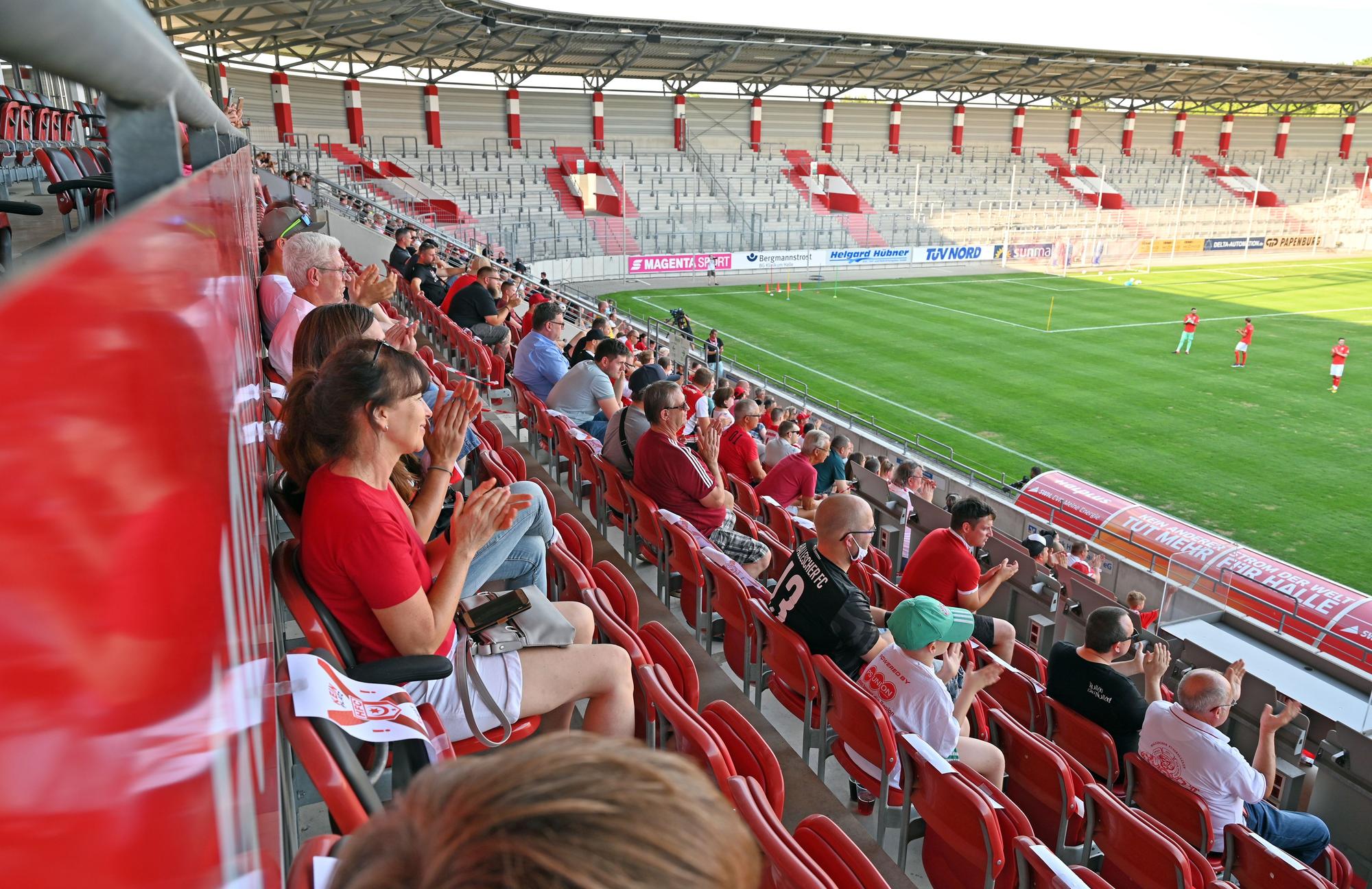 Unter strengen Hygieneauflagen verfolgen Zuschauer das Training - 700 durften im Stadion Platz nehmen.
