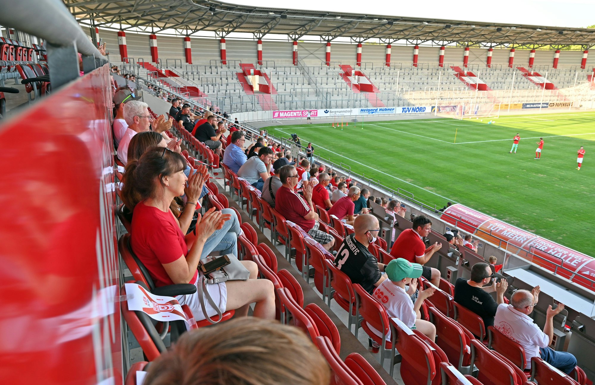 Unter strengen Hygieneauflagen verfolgen Zuschauer das Training - 700 durften im Stadion Platz nehmen.