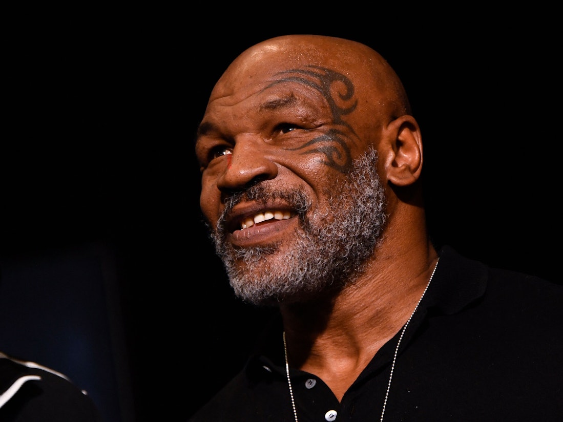 Mike Tyson sitzt bei einem Boxkampf auf der Tribüne